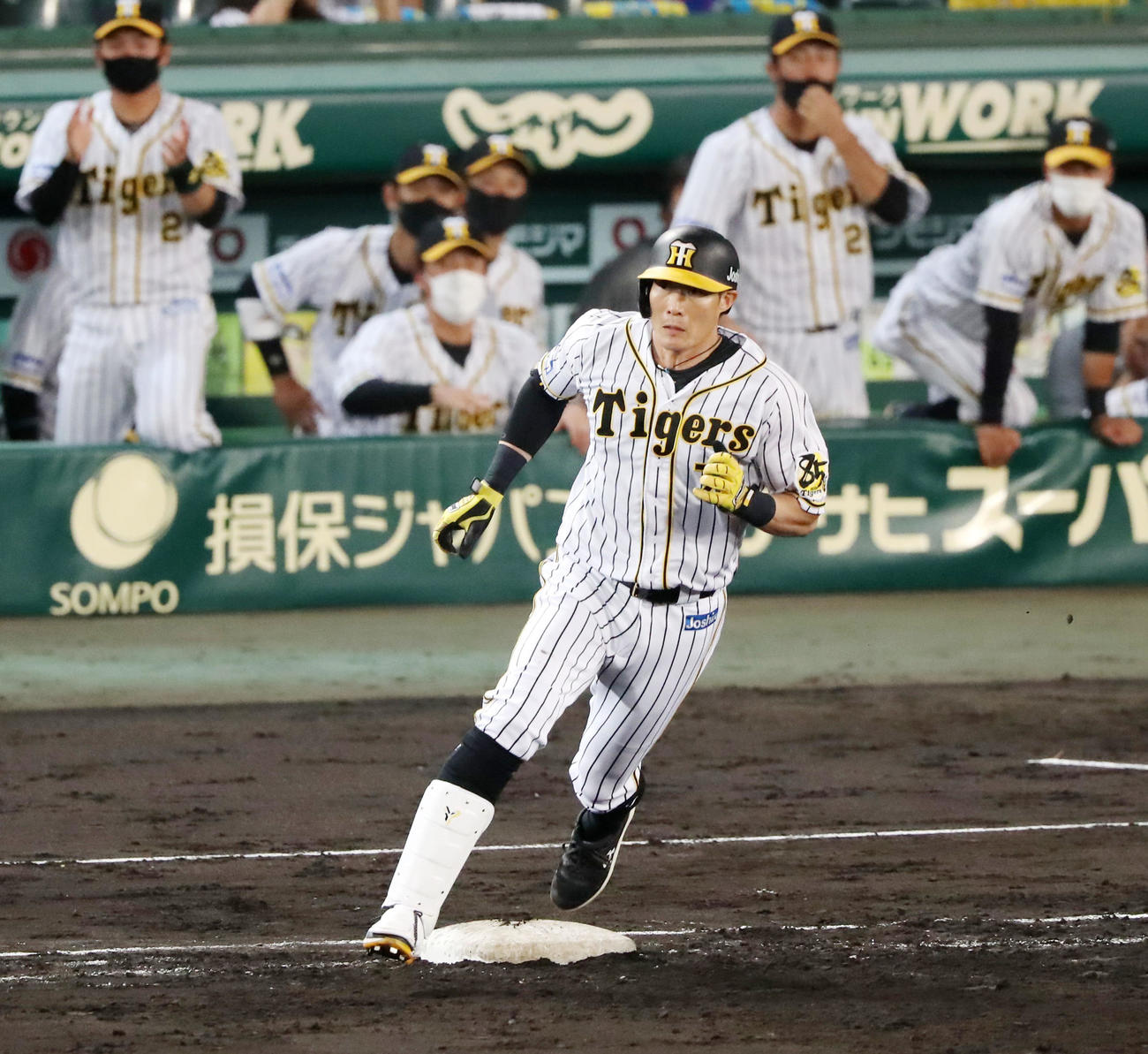 阪神対中日　5回裏阪神1死一、三塁、糸井は右越え適時二塁打を放つ（撮影・加藤哉）