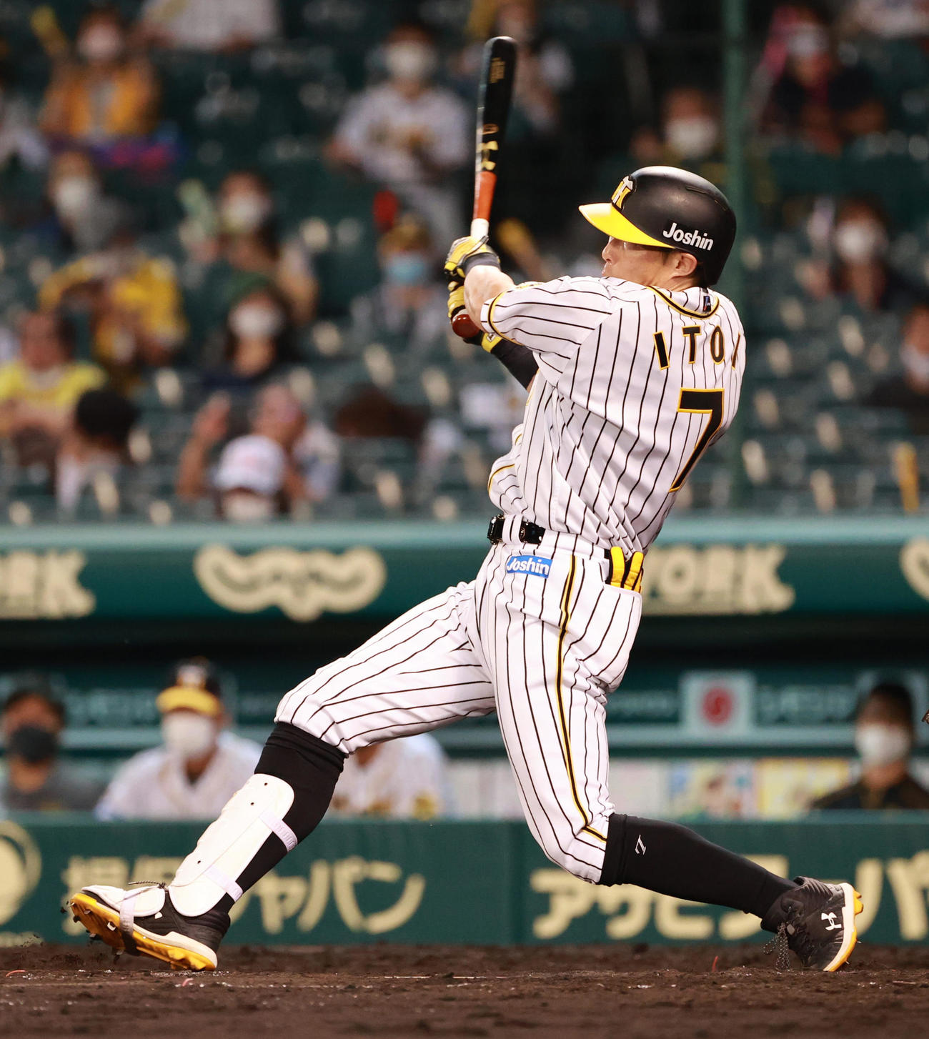 阪神対中日　5回裏阪神1死一、三塁、右中間へ2点適時二塁打を放つ糸井嘉男（撮影・清水貴仁）