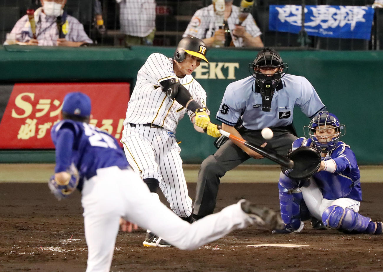 阪神対中日　5回裏阪神1死一、三塁、糸井は右越え適時二塁打を放つ（撮影・加藤哉）