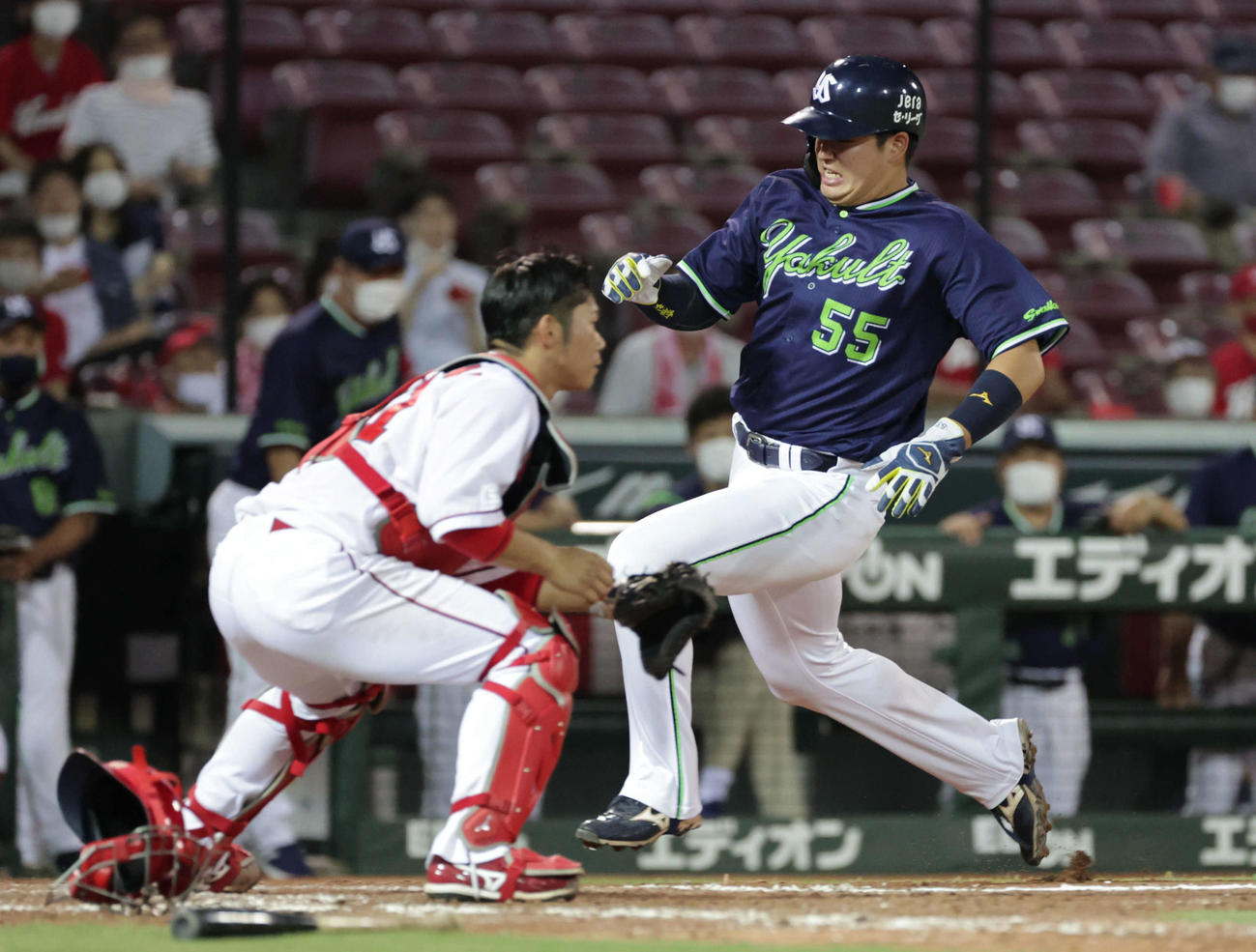 プロ野球広島対ヤクルト4回戦　5回表ヤクルト1死満塁、アルシデス・エスコバーの2点適時打で二走の村上宗隆も生還。捕手は坂倉将吾（撮影・加藤孝規）