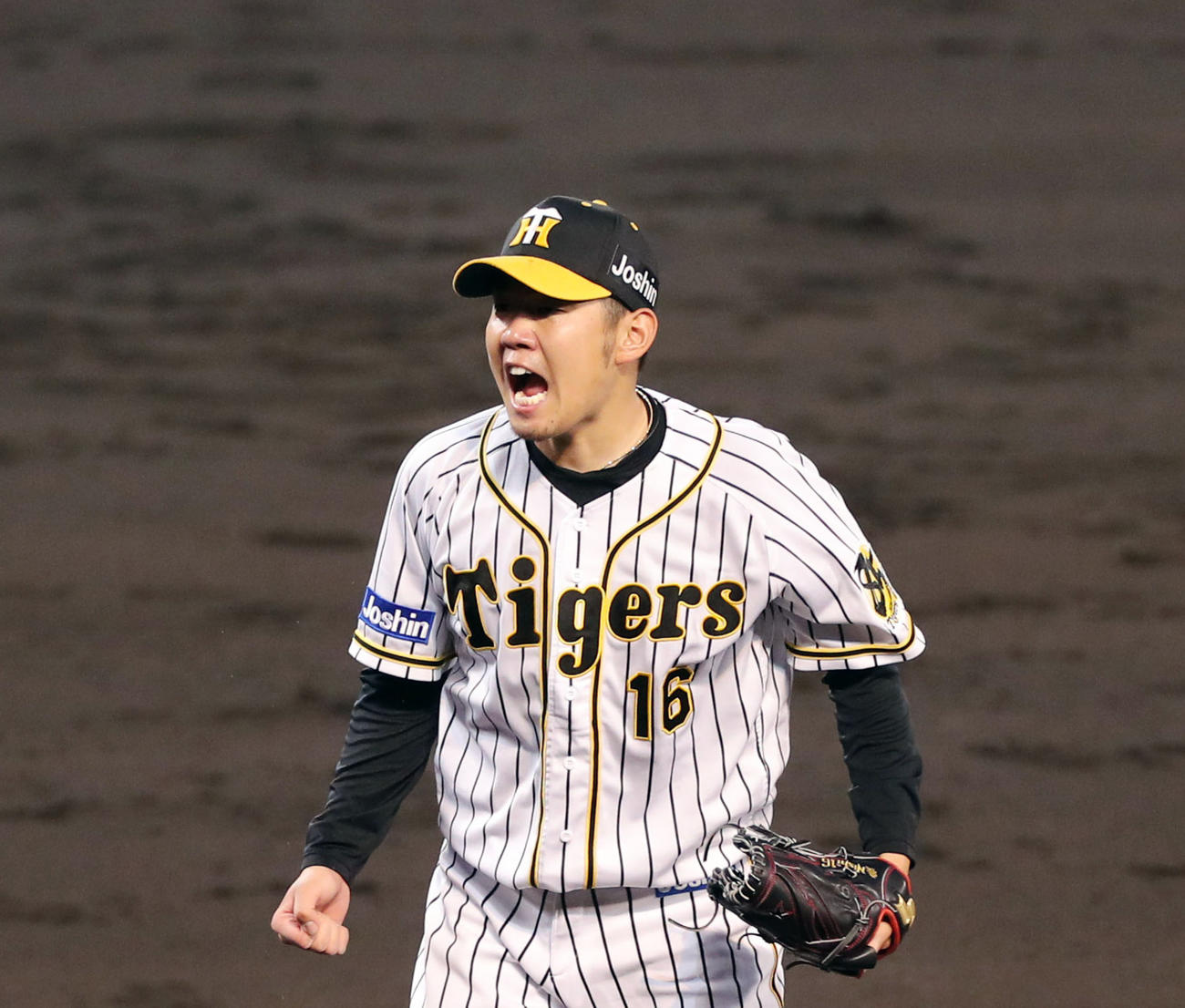 阪神対中日　5回表中日1死二、三塁、加藤を空振り三振に仕留め、雄たけびをあげる西勇（撮影・前田充）