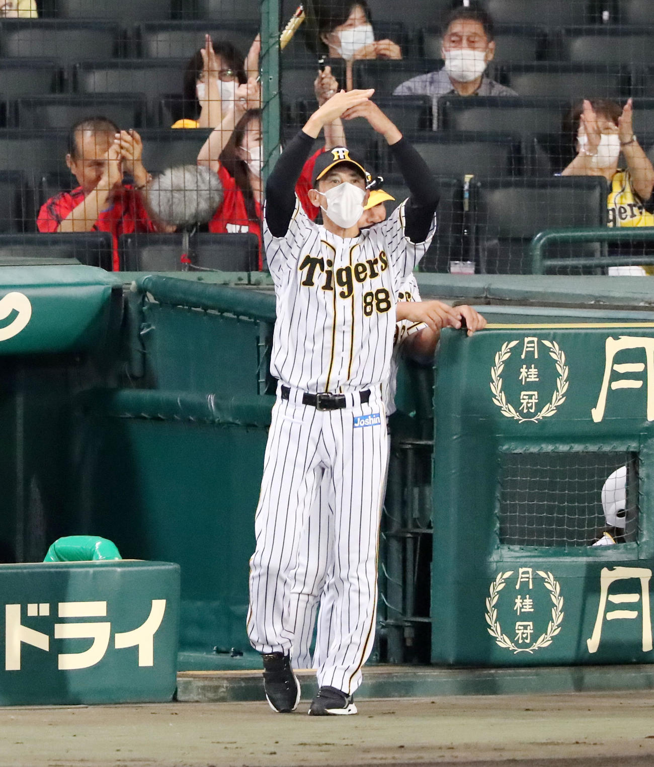 阪神対中日　5回裏阪神1死一、三塁、ベンチの矢野監督は右越え適時二塁打を放った糸井に○印を作って代走を送る（撮影・加藤哉）