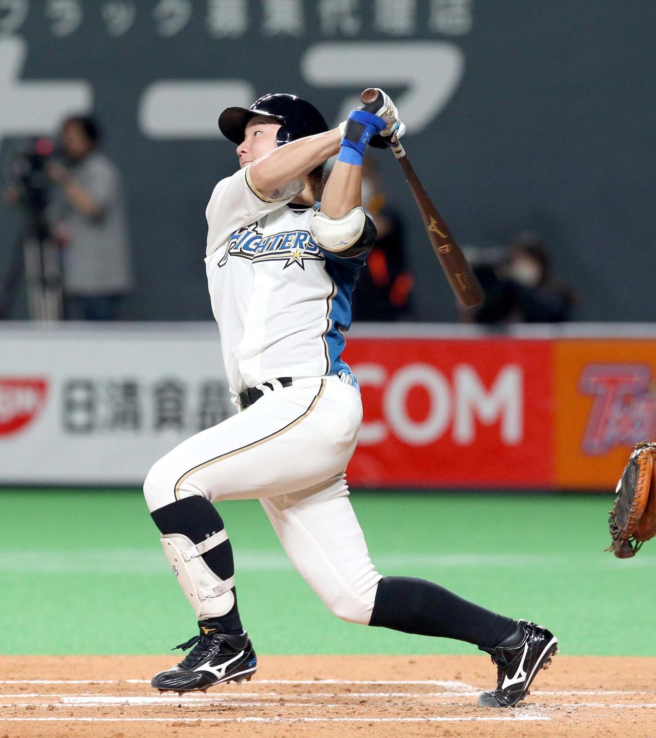 日本ハム対ロッテ　2回裏日本ハム2死、渡辺は勝ち越しとなる中越え本塁打を放つ（撮影・佐藤翔太）