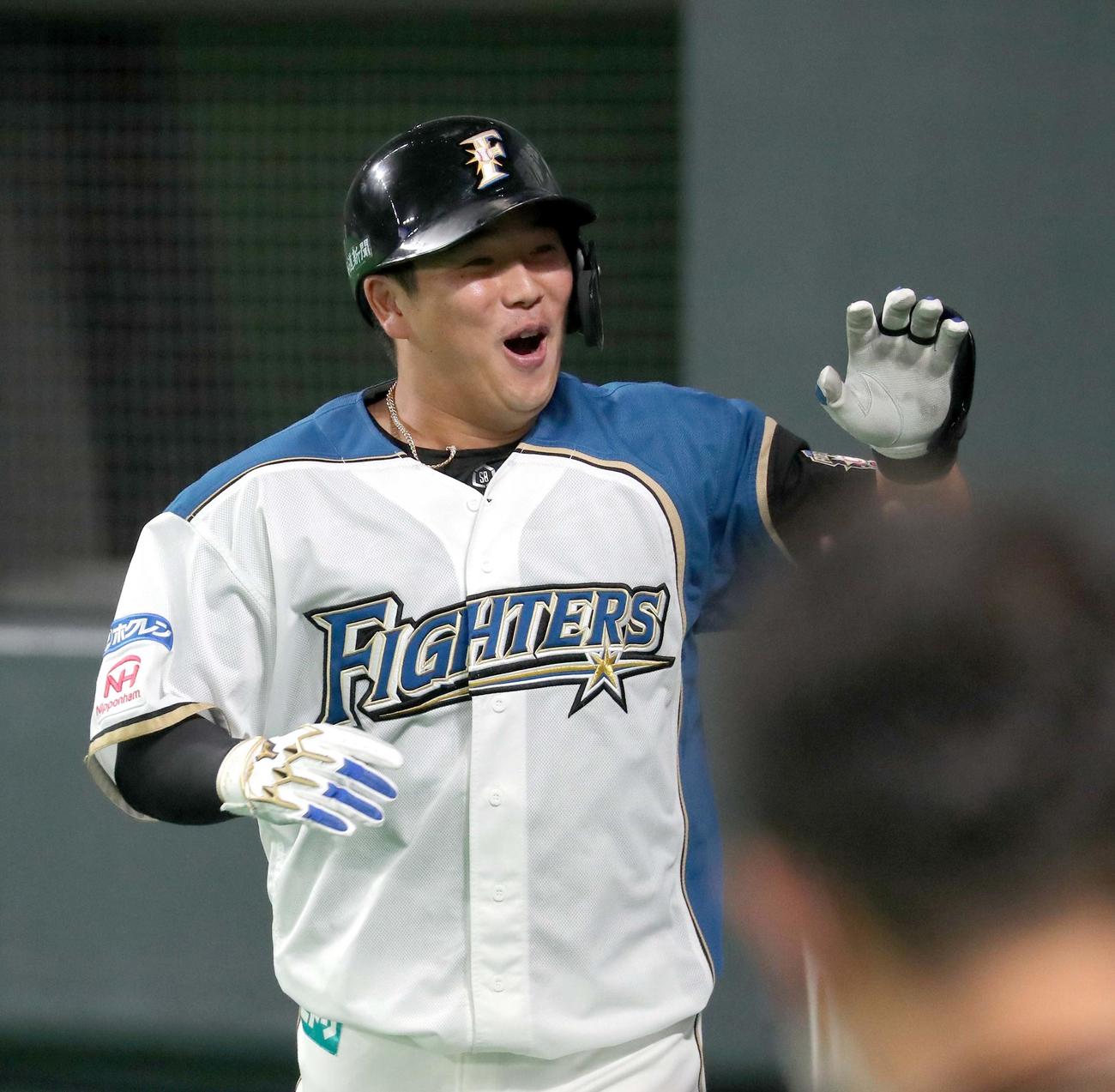 日本ハム対ロッテ　2回裏日本ハム1死、横尾は同点となる左越え本塁打を放ちチームメートに出迎えられる（撮影・佐藤翔太）