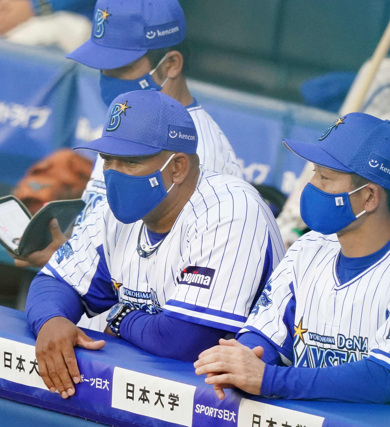 DeNA対巨人　2回表、ベンチから戦況を見つめるDeNAラミレス監督（撮影・江口和貴）