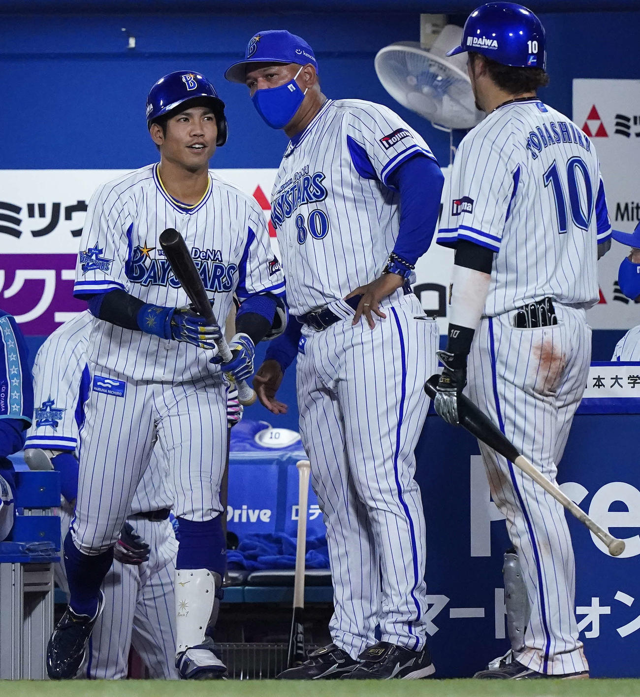 DeNA対巨人　9回裏DeNA2死満塁、桑原（左）を代打に送るラミレス監督（撮影・江口和貴）