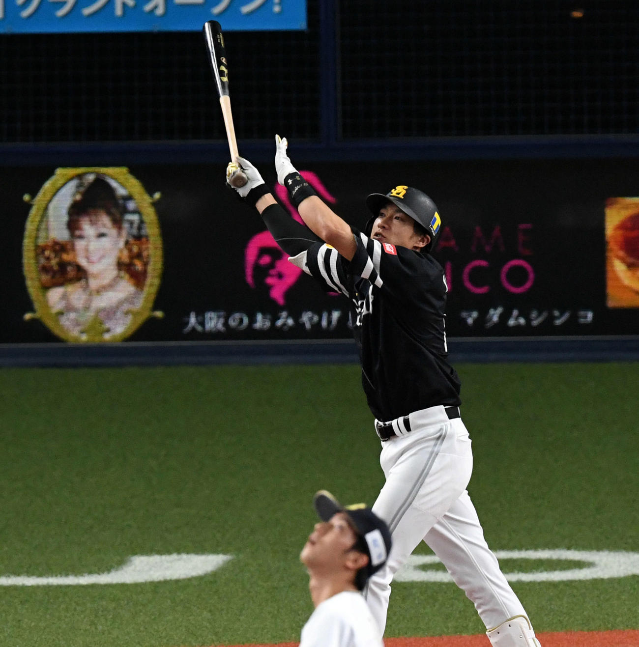 オリックス対ソフトバンク　6回表ソフトバンク2死、先制右越え本塁打を放つ柳田（撮影・前岡正明）