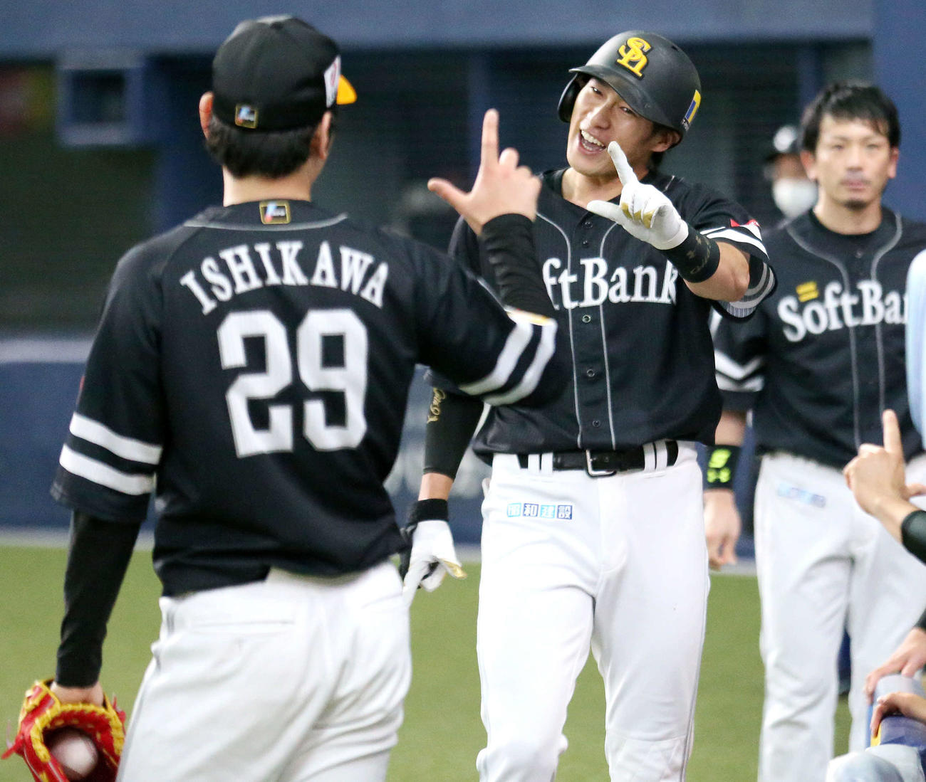 オリックス対ソフトバンク　6回表ソフトバンク2死、柳田（中央）は右越え本塁打を放ち石川（手前）に向かってポーズする（撮影・上山淳一）