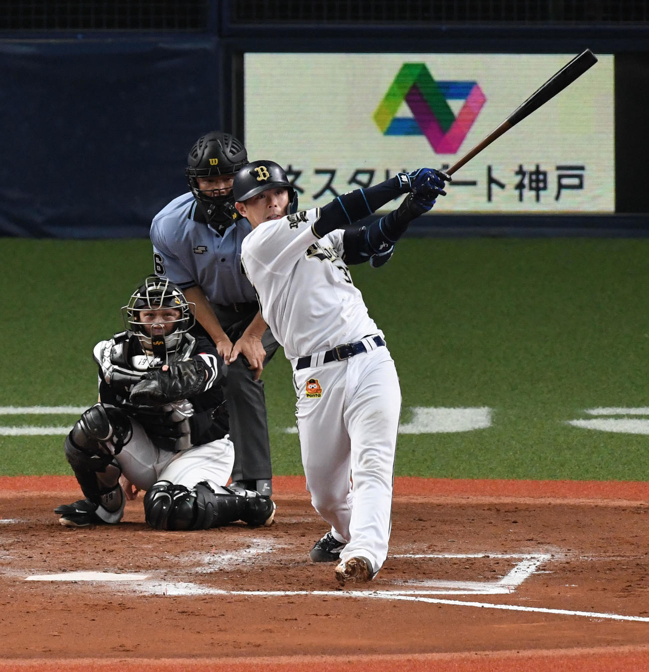 オリックス対ソフトバンク　7回裏オリックス2死、若月は左越え本塁打を放つ（撮影・前岡正明）