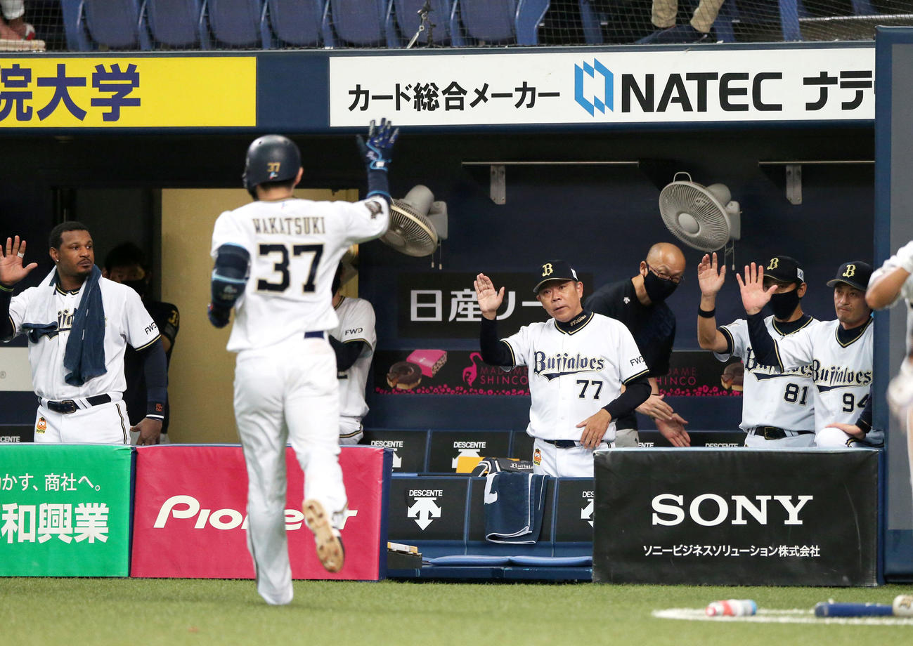 オリックス対ソフトバンク　7回裏オリックス2死、若月（手前）は左越え本塁打を放ち西村監督（右から4人目）らから出迎えられる（撮影・上山淳一）