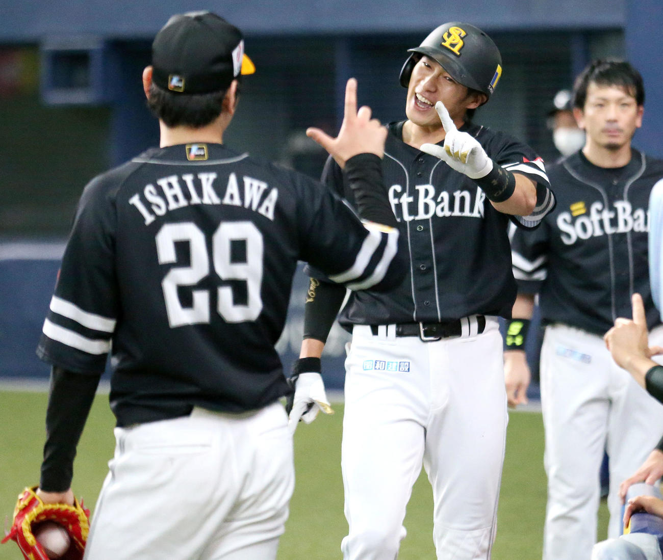 オリックス対ソフトバンク　6回表ソフトバンク2死、柳田（中央）は右越え本塁打を放ち石川（手前）に向かってポーズする（撮影・上山淳一）