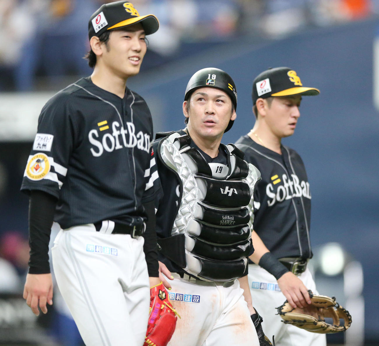 オリックス対ソフトバンク　ソフトバンク石川（左）は3回を投げ終え捕手甲斐と話しながらベンチに戻る（撮影・上山淳一）