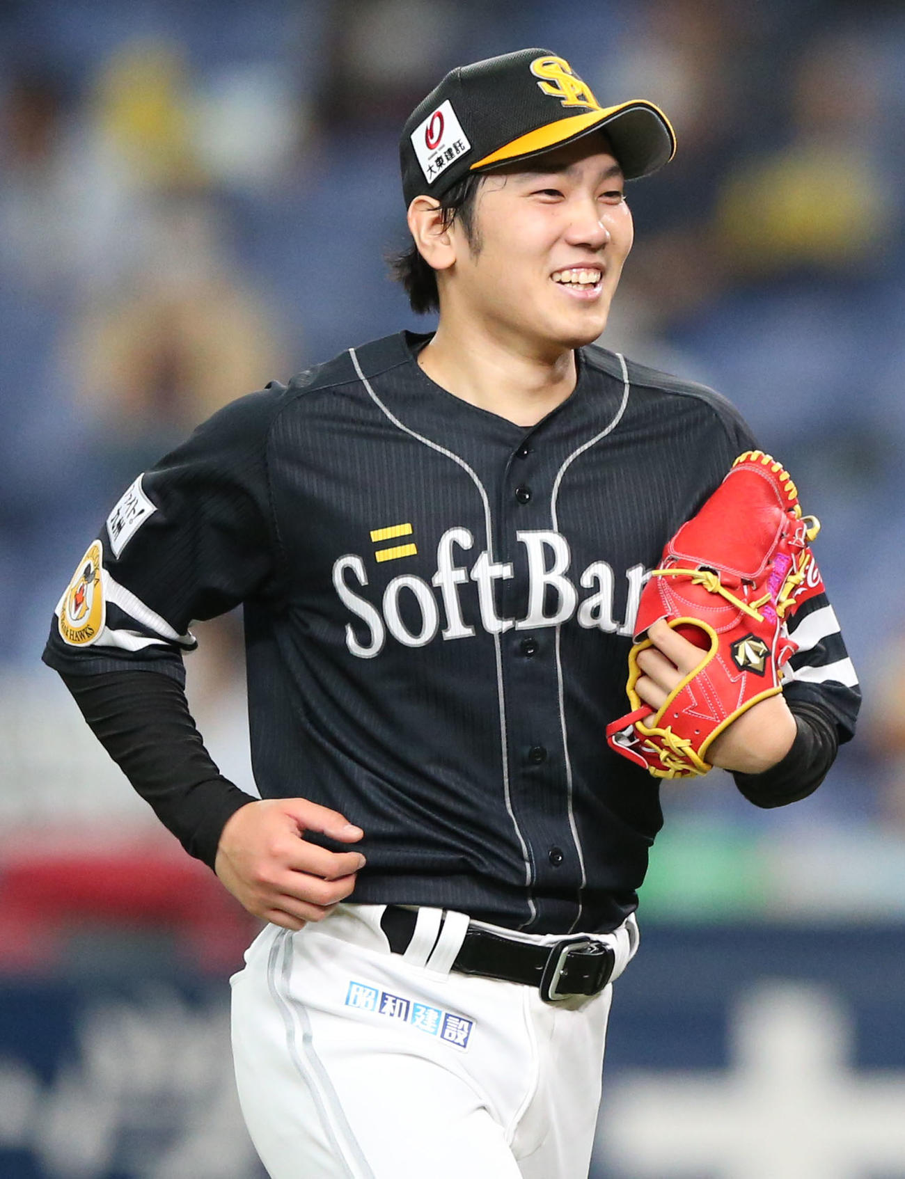 オリックス対ソフトバンク　4回裏オリックス1死一塁、石川（手前）はT－岡田を一ゴロ併殺に仕留め笑顔を見せる（撮影・上山淳一）