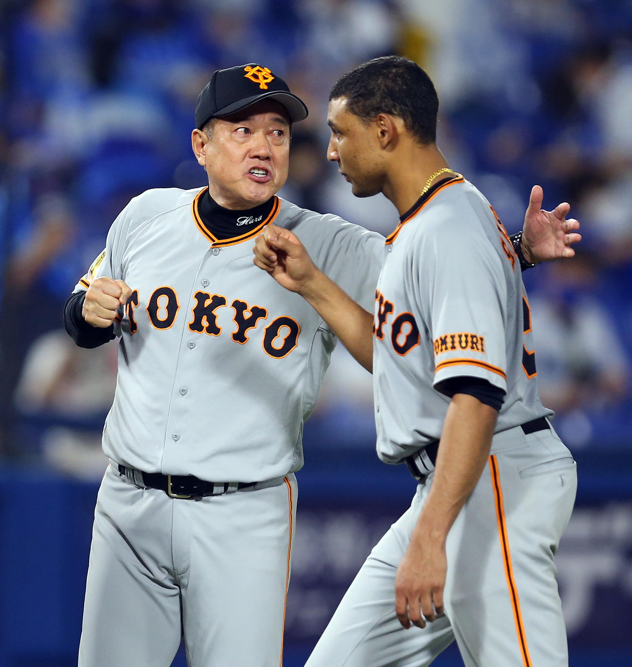 DeNA対巨人　試合に勝利し、巨人サンチェス（右）とエアグータッチする原監督（撮影・大野祥一）