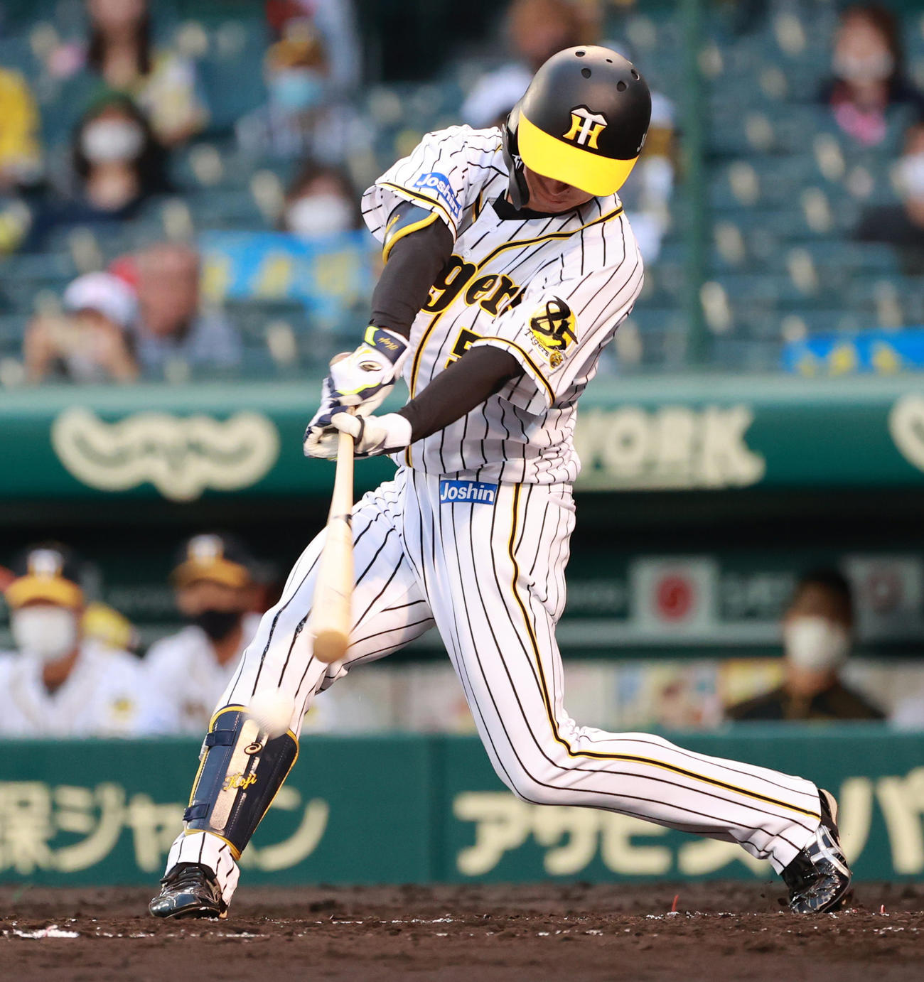 阪神対中日　3回裏阪神1死一、三塁、近本光司の二ゴロで三塁走者梅野隆太郎が生還し先制点をあげる（撮影・清水貴仁）