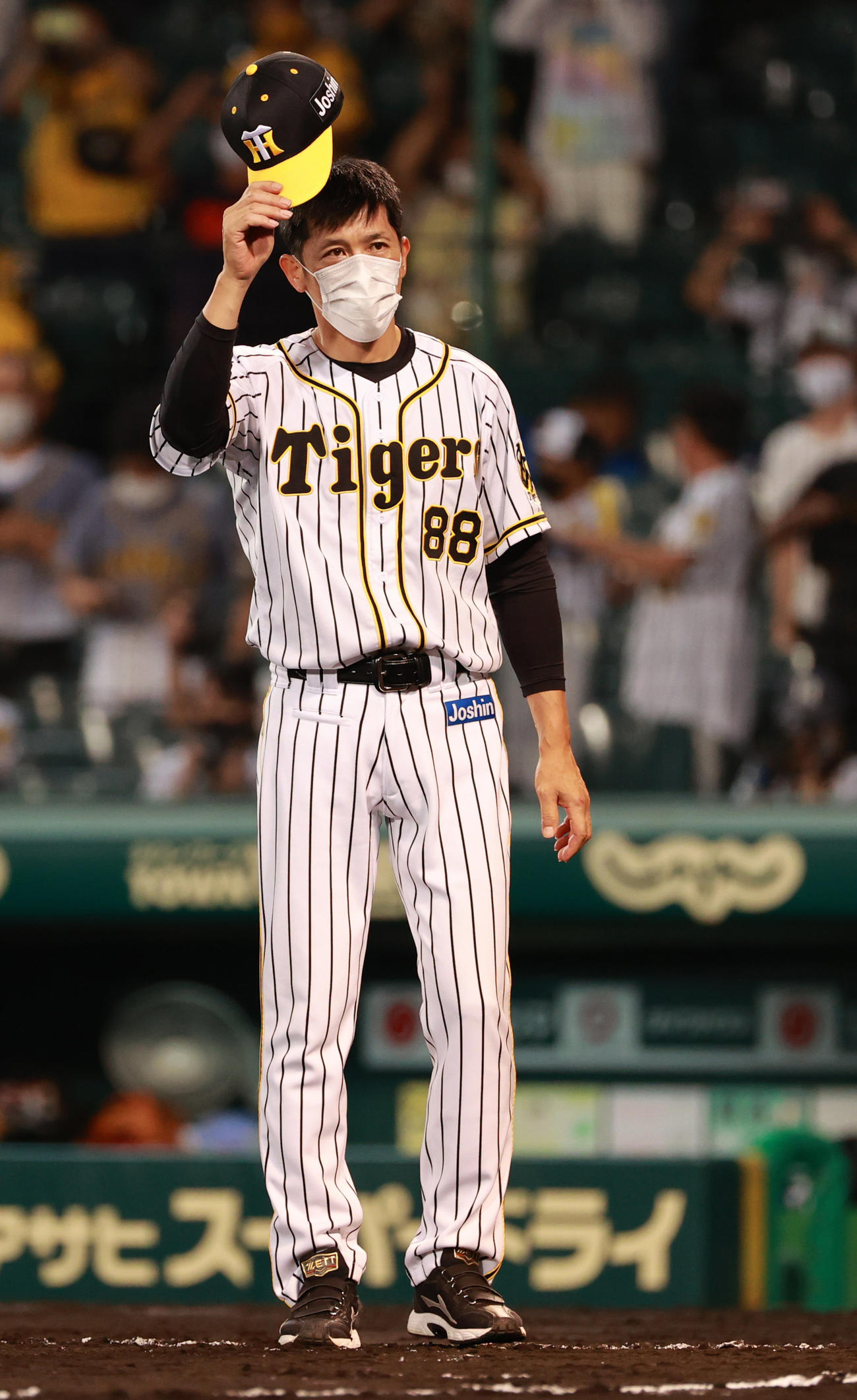 阪神対中日　中日に連勝しファンにあいさつする矢野監督（撮影・清水貴仁）