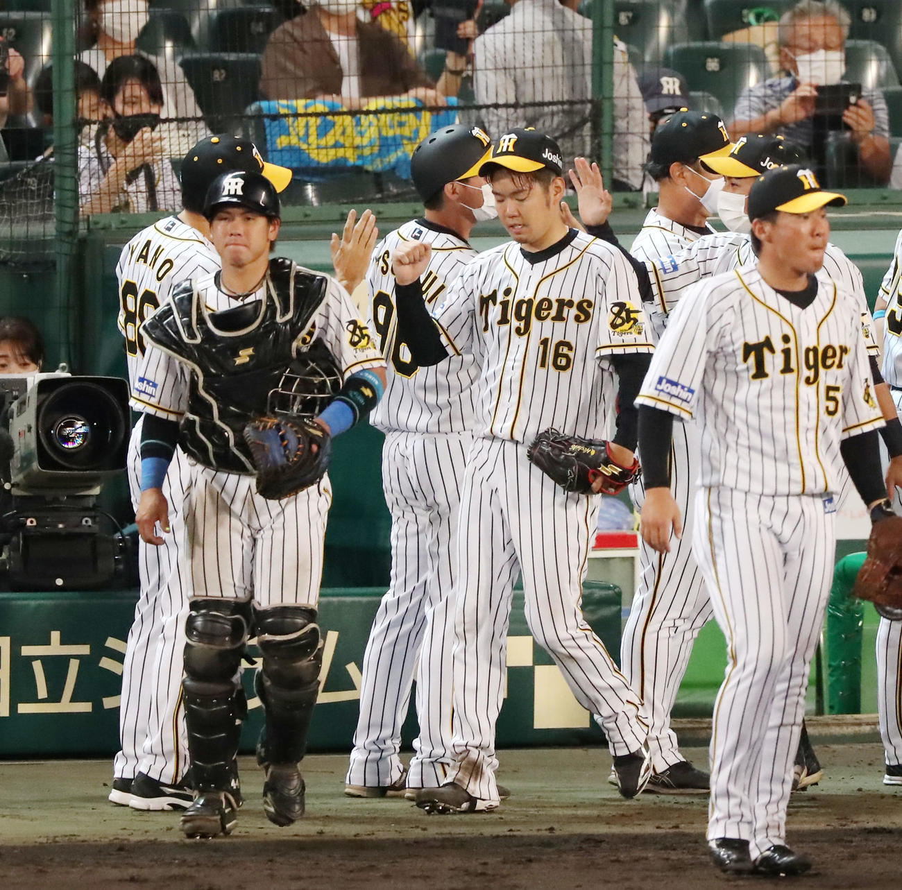 阪神対中日　中日に連勝し矢野監督（左）とエアタッチする西勇（撮影・加藤哉）