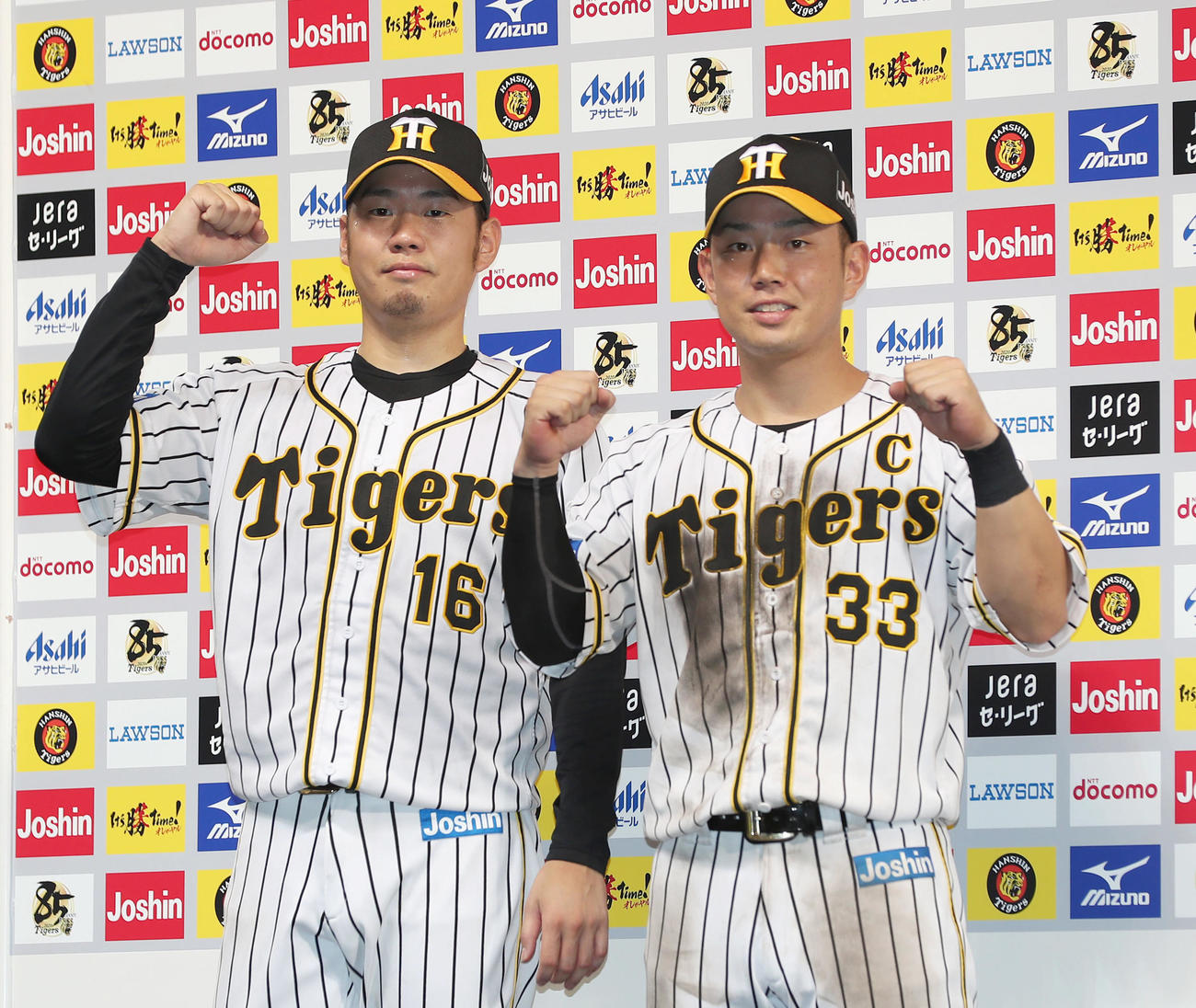 阪神対中日　お立ち台でガッツポーズする西勇（左）と糸原（撮影・前田充）