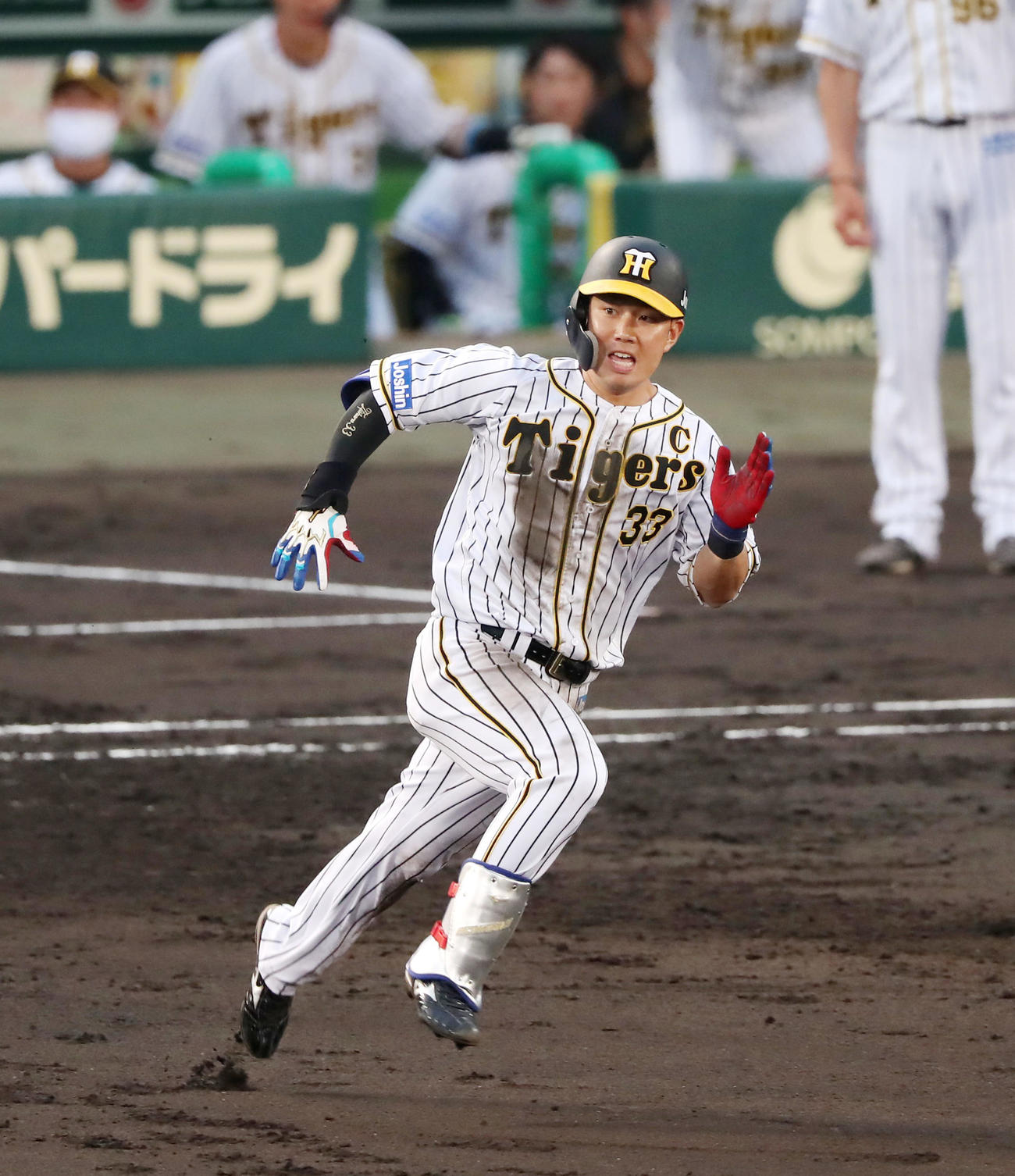 阪神対中日　3回裏阪神2死二塁、糸原は右越え適時二塁打を放ち一塁を回る（撮影・加藤哉）