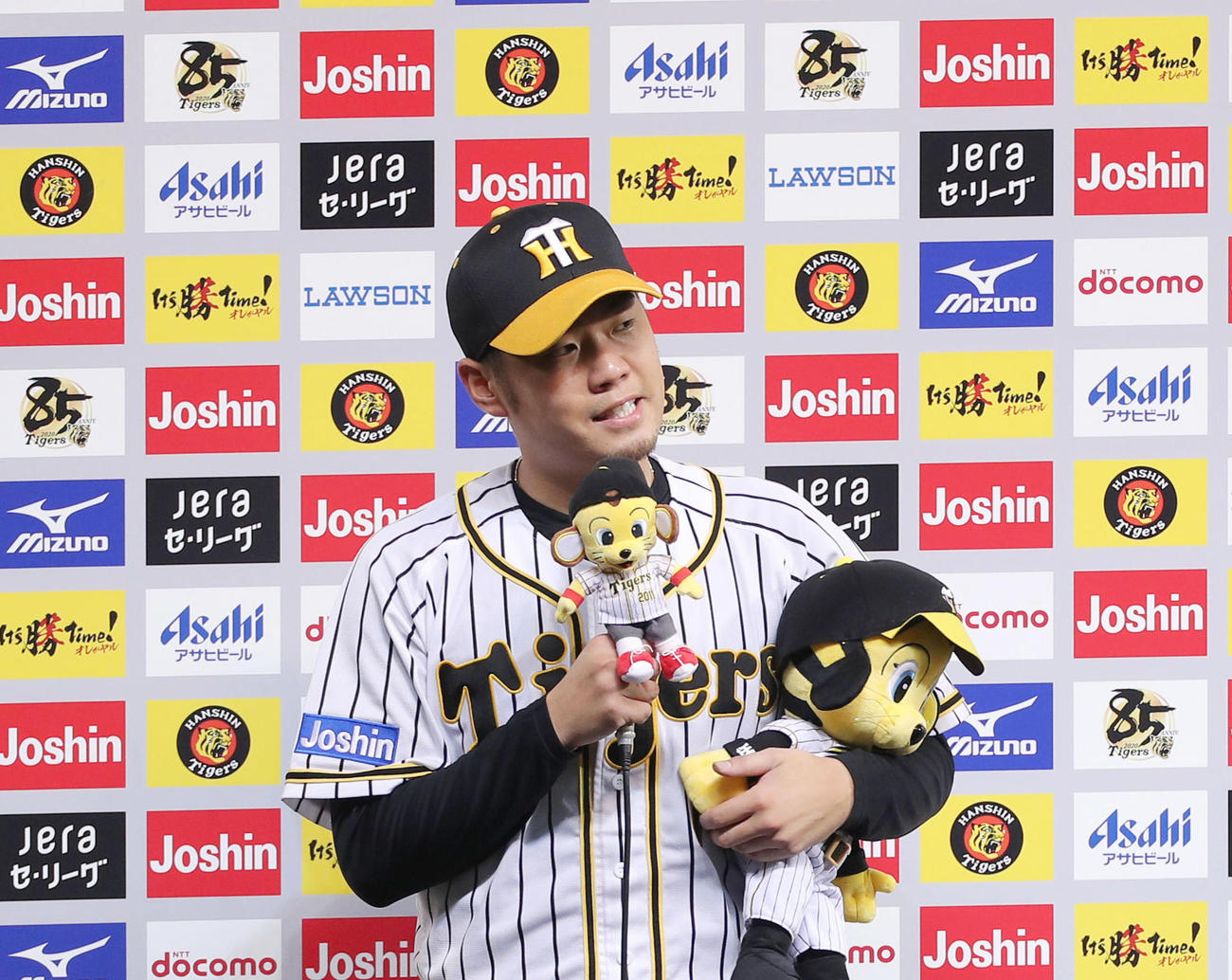 阪神対中日　お立ち台でファンらに謝罪する阪神西勇（撮影・前田充）