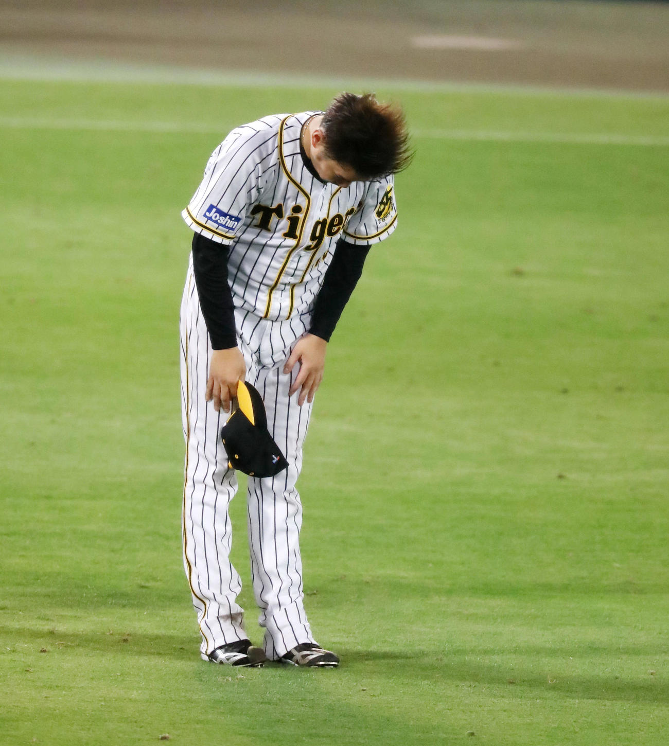 阪神対中日　中日に勝利しスタンドのファンに一礼する西勇（撮影・加藤哉）