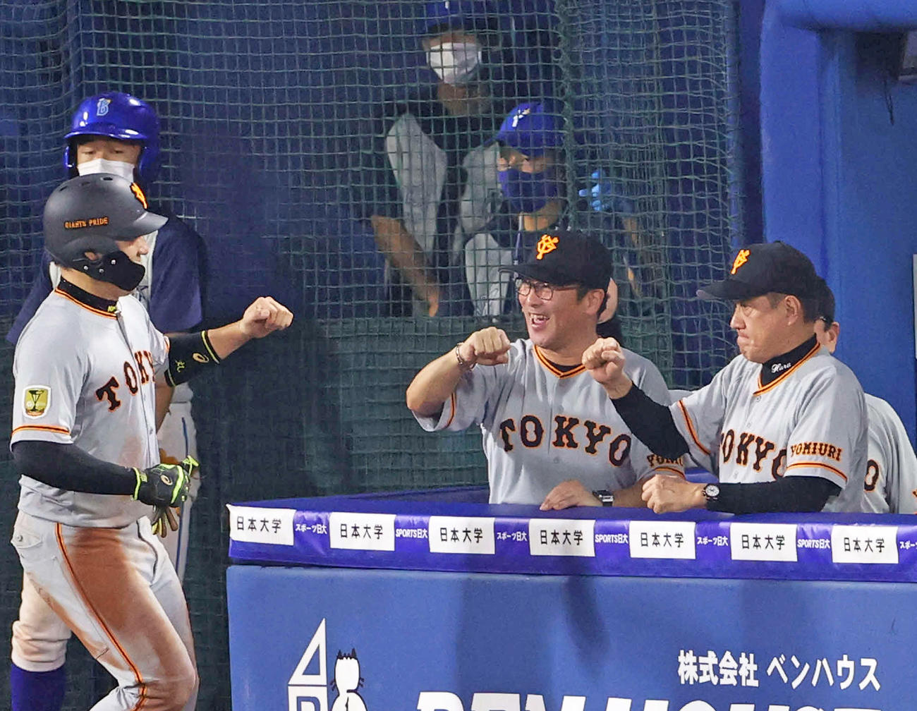 5回表巨人1死二塁、坂本の適時打で生還した丸（左）を迎える、右から原監督、元木ヘッドコーチ（撮影・河野匠）