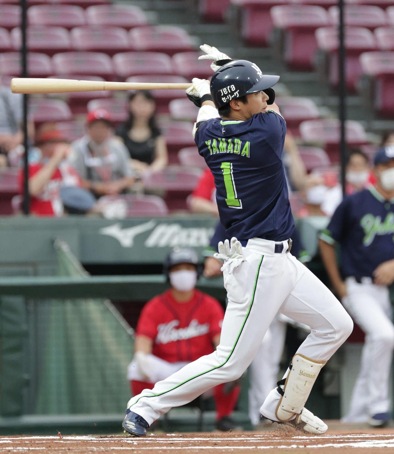 広島対ヤクルト4回戦　1回表ヤクルト無死一塁、山田は中前打を放つ（撮影・加藤孝規）