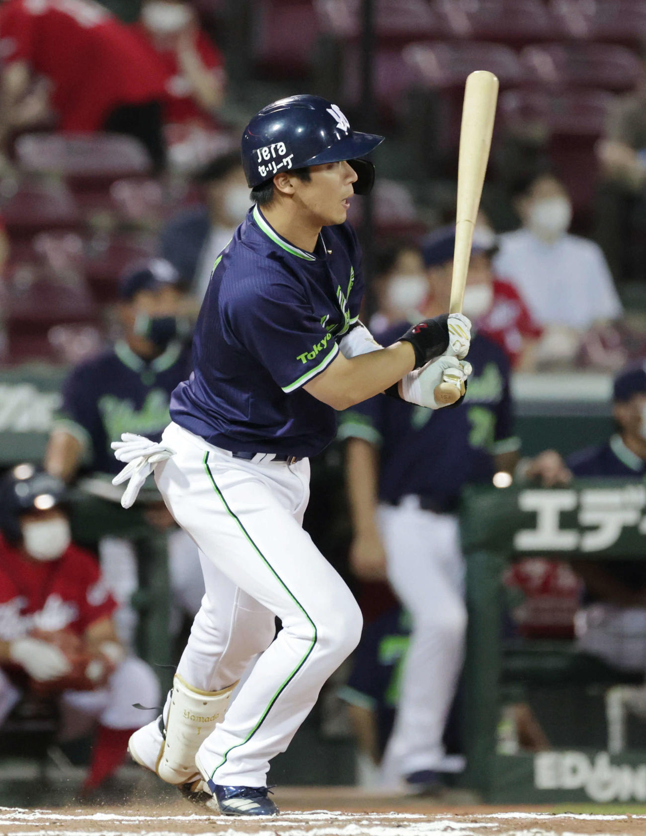 広島対ヤクルト4回戦　6回表ヤクルト2死、山田は左二塁打を放つ（撮影・加藤孝規）