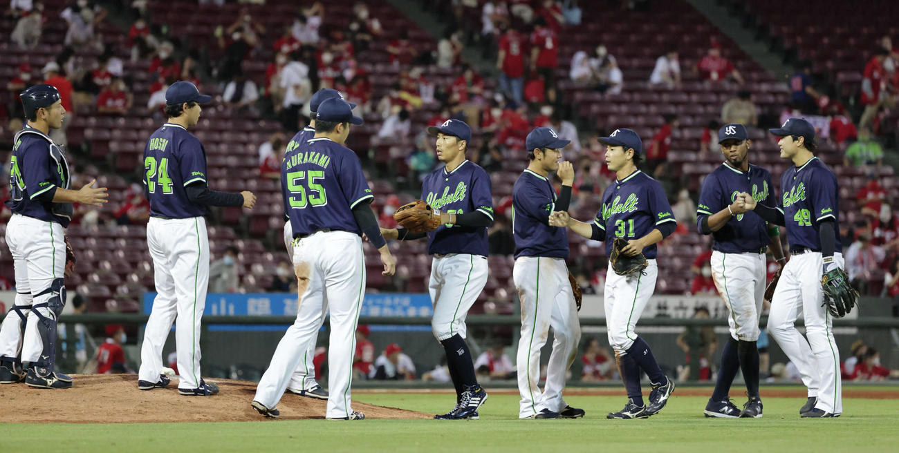 広島対ヤクルト4回戦　広島に快勝したヤクルトナイン（撮影・加藤孝規）