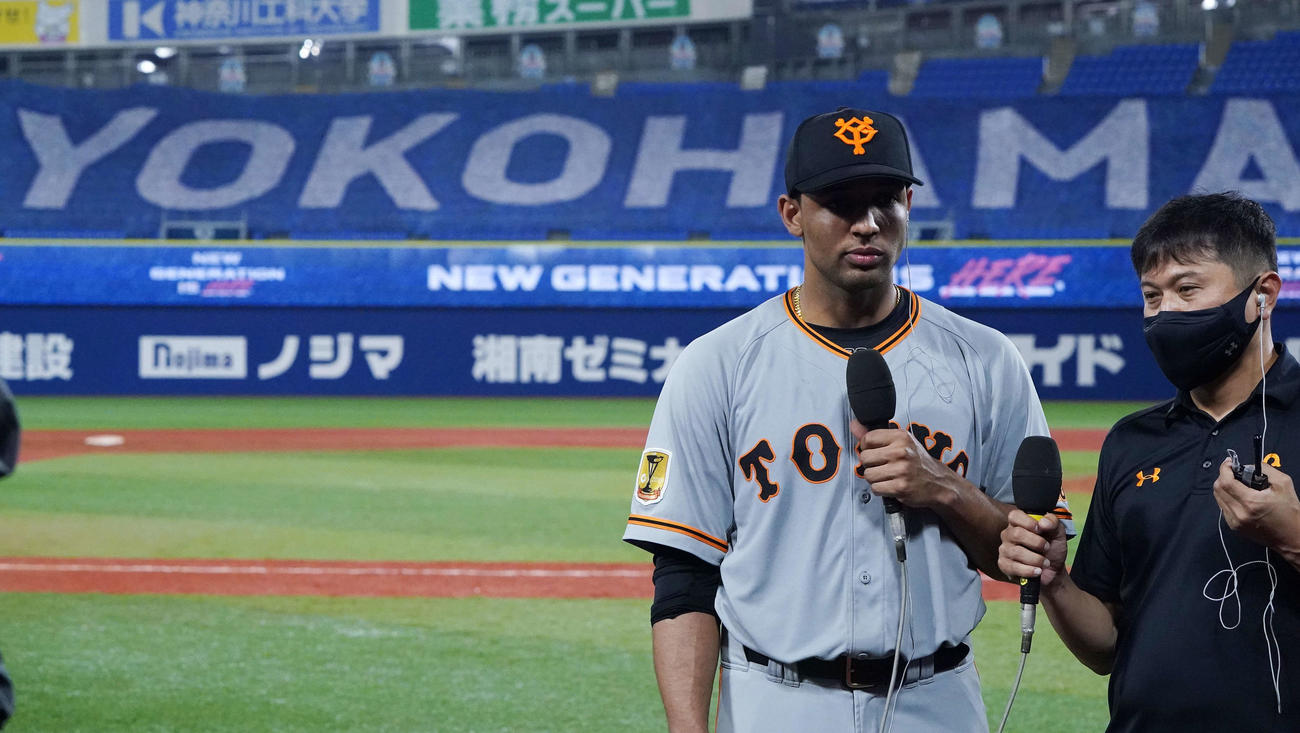 DeNA対巨人　試合後、インタビューを受ける巨人サンチェス（左）（撮影・江口和貴）