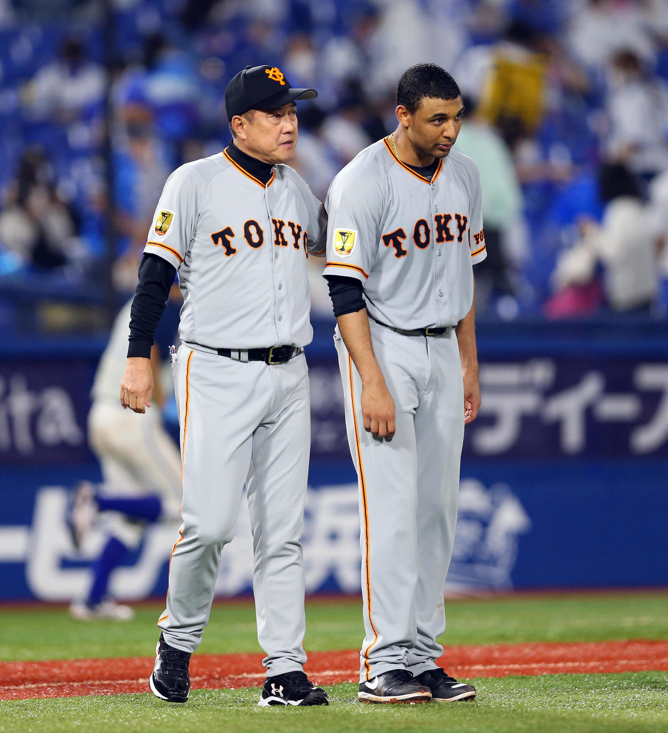 DeNA対巨人　試合に勝利し、巨人サンチェス（右）の肩をたたく原監督（撮影・大野祥一）