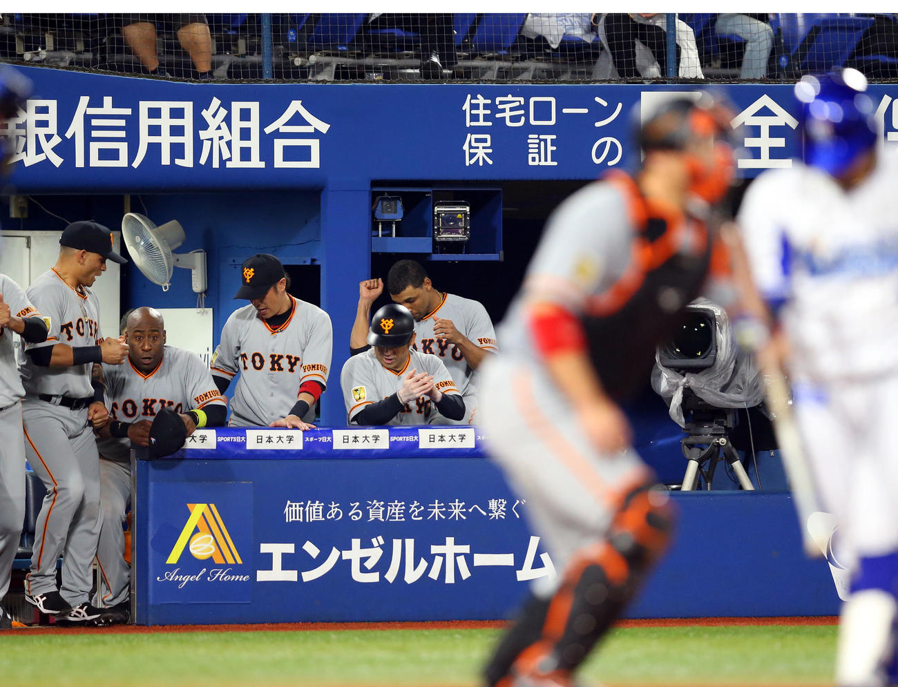 DeNA対巨人　9回裏DeNA2死満塁、桑原（右）が三振に倒れ、勝利を喜ぶ巨人サンチェス（中央後方）（撮影・大野祥一）