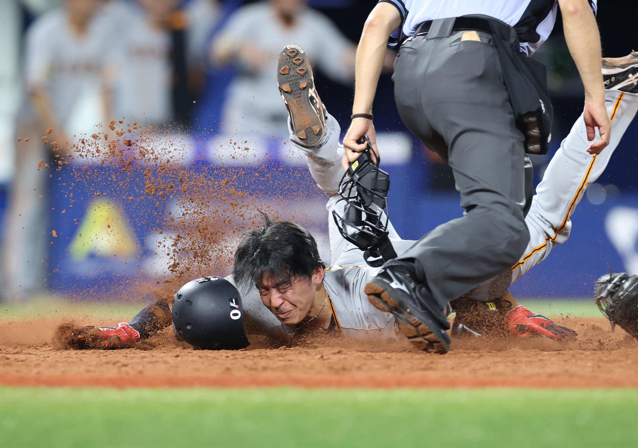 DeNA対巨人　9回表巨人2死二塁、丸の内野安打で生還する増田大（撮影・河野匠）