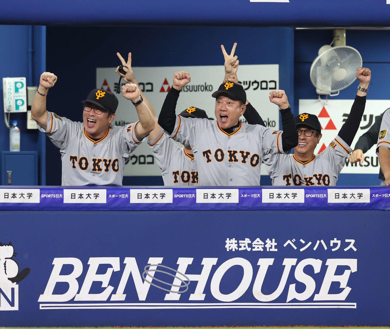 DeNA対巨人　9回表巨人2死一塁、勝ち越し2点本塁打を放った岡本をガッツポーズで迎える原監督（中央）（撮影・河野匠）
