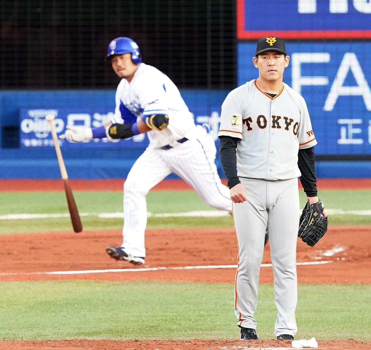 DeNA対巨人　1回裏DeNA2死一、二塁、宮崎（左）に先制適時二塁打を浴びる桜井（撮影・江口和貴）
