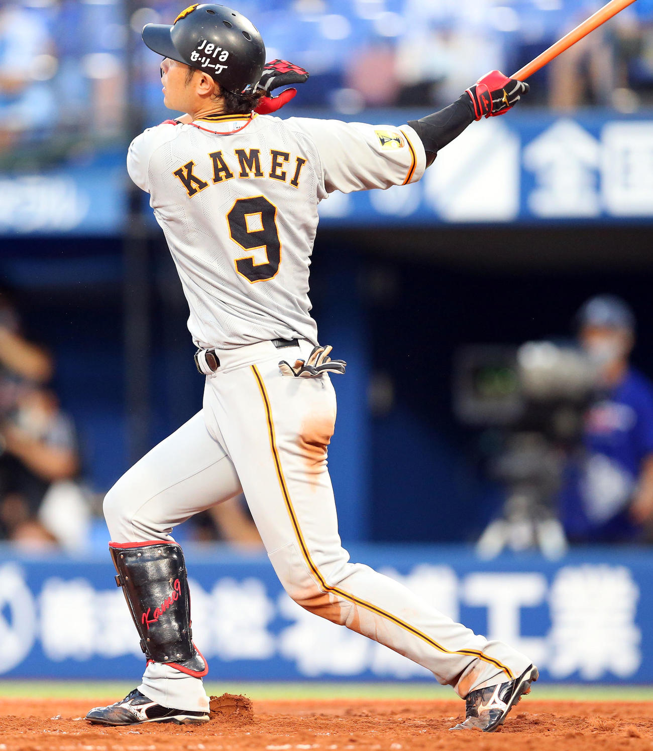 DeNA対巨人　3回表巨人1死三塁、右越え2点本塁打を放つ亀井（撮影・大野祥一）