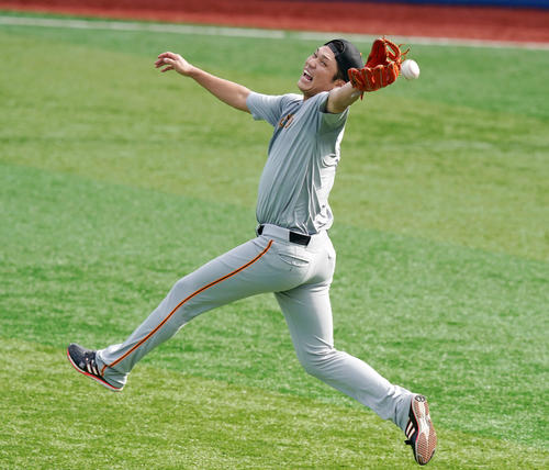 DeNA対巨人　試合前の練習でアメリカンノックを行い惜しくも捕球できなかった巨人坂本（撮影・江口和貴）