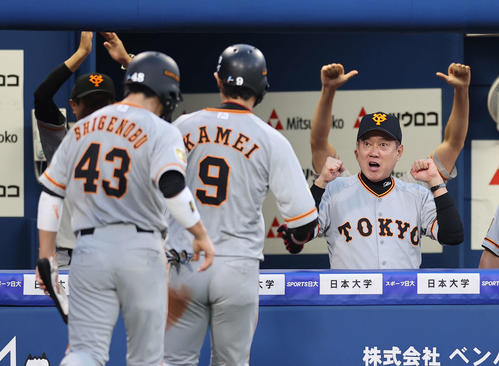 DeNA対巨人　3回表巨人1死三塁、右越え2点本塁打を放った亀井（中央）を迎える原監督（右）（撮影・河野匠）