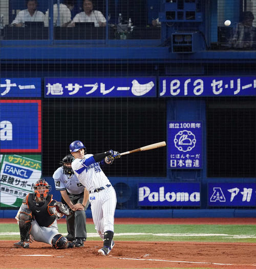 DeNA対巨人　3回裏DeNA無死、左翼ポール上に大飛球を放つソト（撮影・江口和貴）