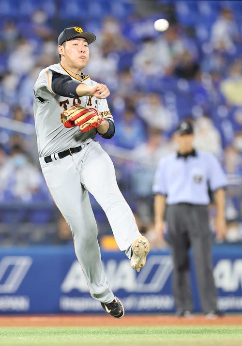 DeNA対巨人　4回裏DeNA1死、大和のボテボテの打球をジャンピングスローでアウトにする三塁手の岡本（撮影・河野匠）