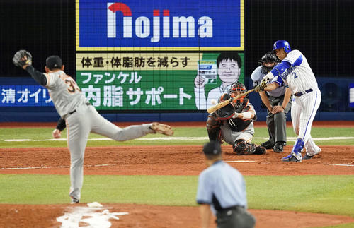 DeNA対巨人　5回裏DeNA2死一塁、適時二塁打を放つロペス。投手桜井（撮影・江口和貴）