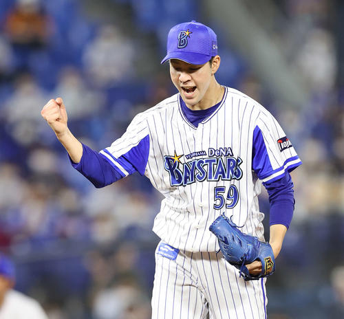 DeNA対巨人　5回表巨人2死一、三塁、大城を空振り三振に仕留め、ガッツポーズを見せる平良（撮影・河野匠）