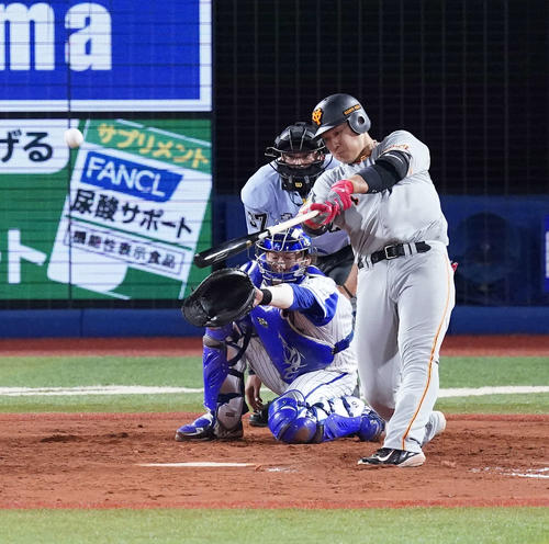 DeNA対巨人　9回表巨人2死一塁、2点本塁打を放つ岡本（撮影・江口和貴）