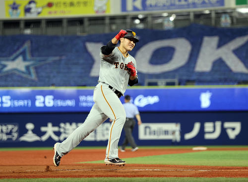 DeNA対巨人　9回表巨人2死一塁、勝ち越し2点本塁打を放ち、ベンチにガッツポーズする岡本（撮影・大野祥一）