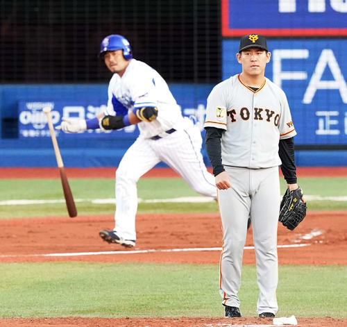DeNA対巨人　1回裏DeNA2死一、二塁、宮崎（左）に先制適時二塁打を浴びる桜井（撮影・江口和貴）