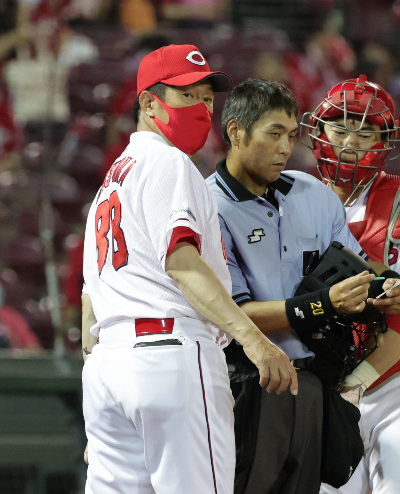 広島対ヤクルト4回戦　9回表ヤクルト、交代を告げる佐々岡監督（撮影・加藤孝規）
