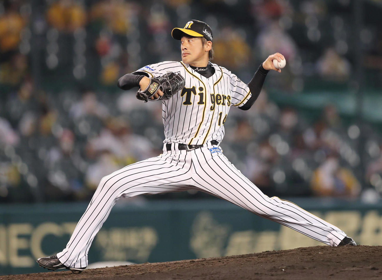 阪神対中日　阪神3番手で登板し、勝利投手となった能見（撮影・前田充）
