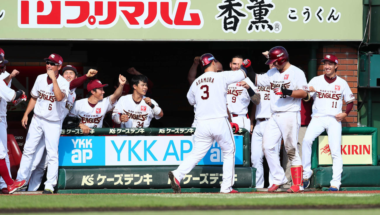 楽天対西武　7回裏楽天2死満塁、右越え満塁本塁打を放った内田（右から2人目）は浅村（同3人目）らと大喜び（撮影・足立雅史）