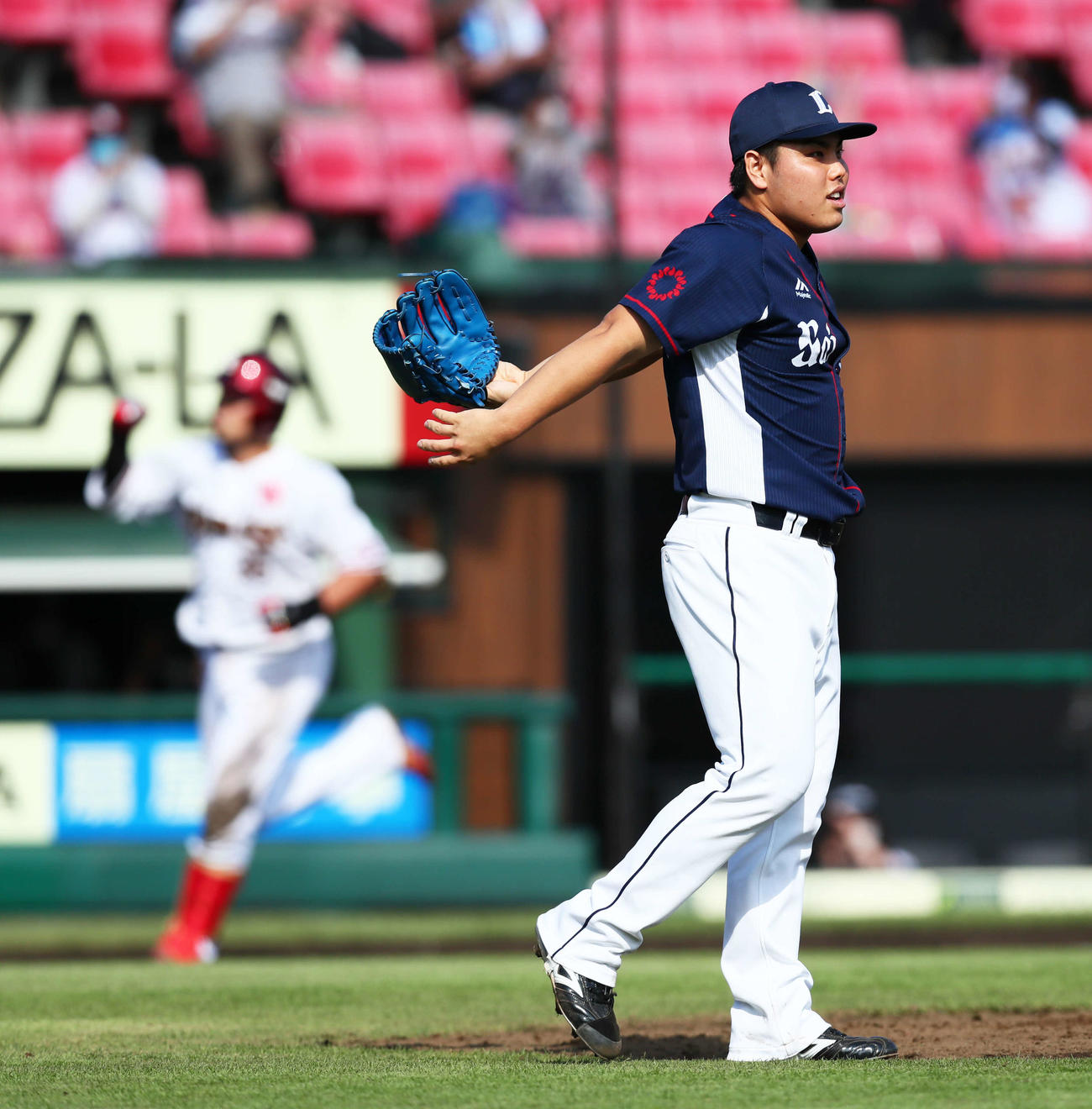 楽天対西武　7回裏楽天2死満塁、内田（左）に右越え満塁本塁打を浴びた平良（撮影・足立雅史）