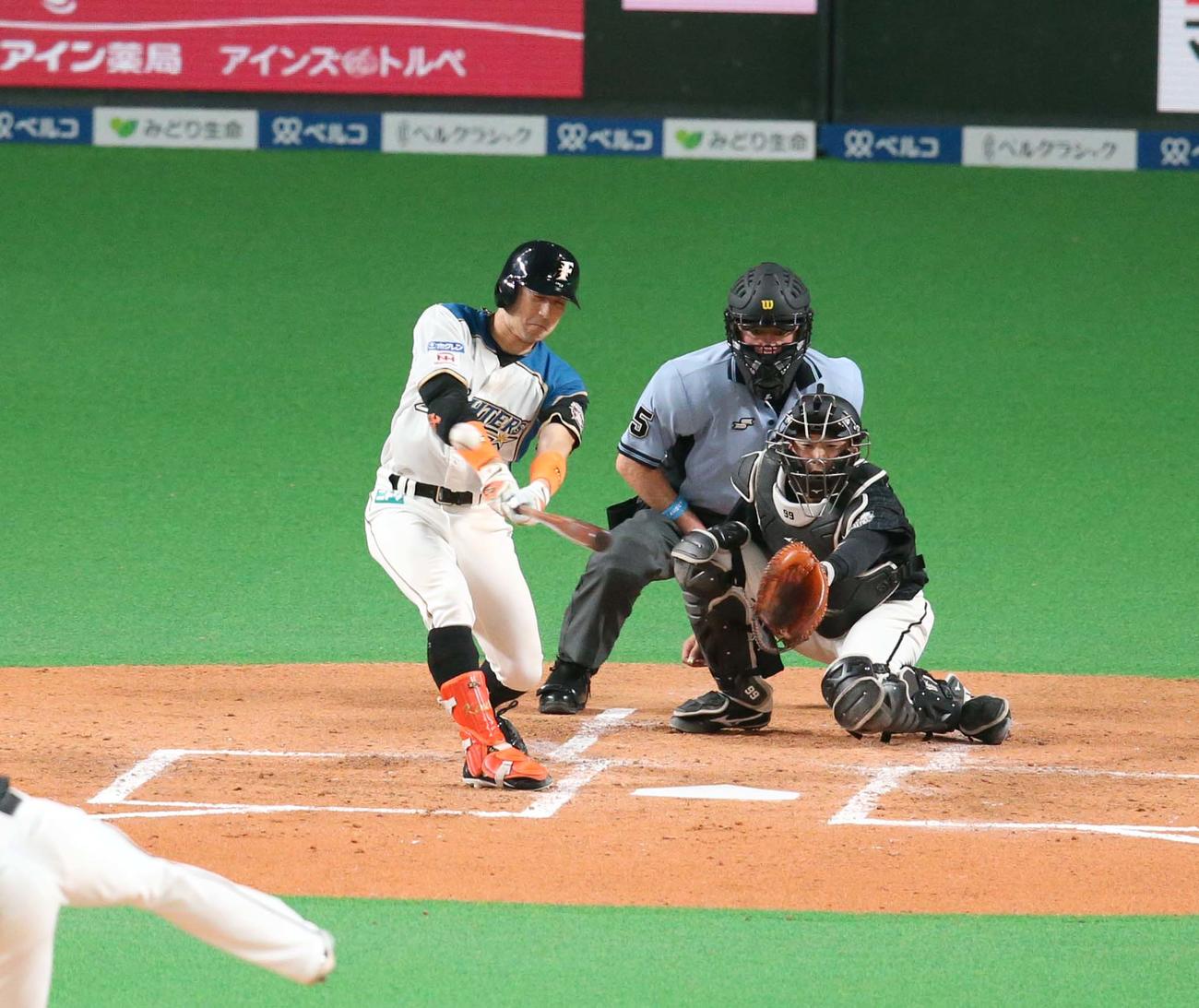 日本ハム対ロッテ　3回裏日本ハム無死一、三塁、右前適時打を放つ杉谷（撮影・黒川智章）